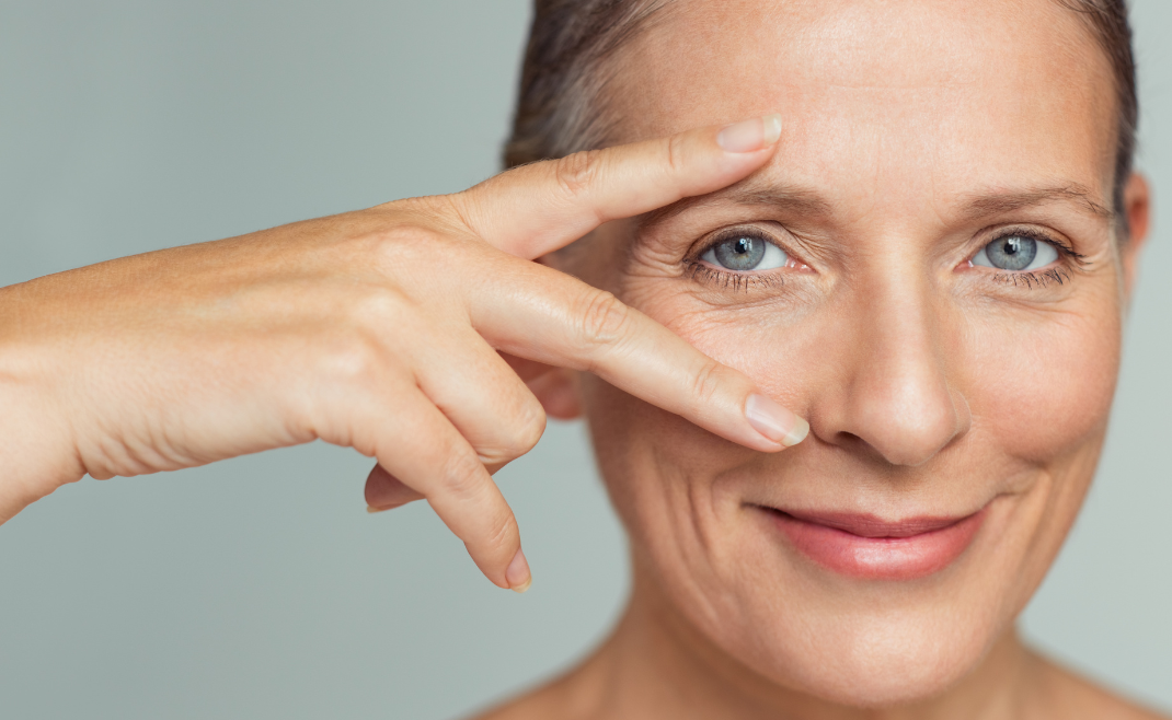 Skóra wokół oczu – dlaczego starzeje się szybciej i jak o nią zadbać skutecznie?