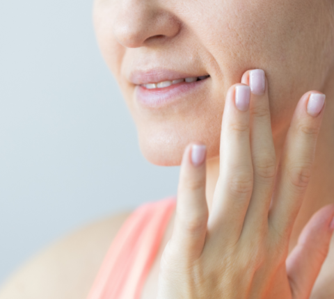 Rozszerzone pory – skąd się biorą i jak skutecznie je zmniejszyć?