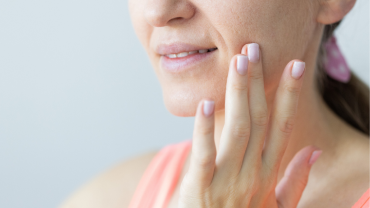 Rozszerzone pory – skąd się biorą i jak skutecznie je zmniejszyć?