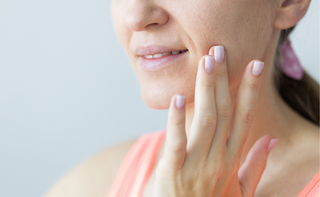 Rozszerzone pory – skąd się biorą i jak skutecznie je zmniejszyć?